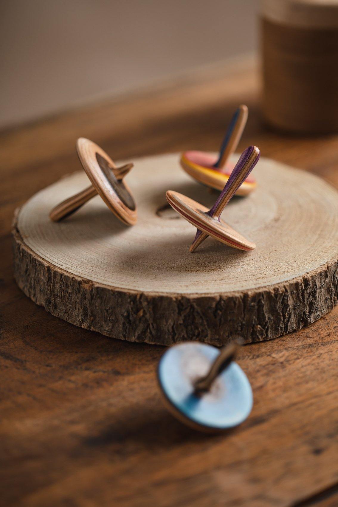Spin top made from recycled skateboards - El Arce Imaginario