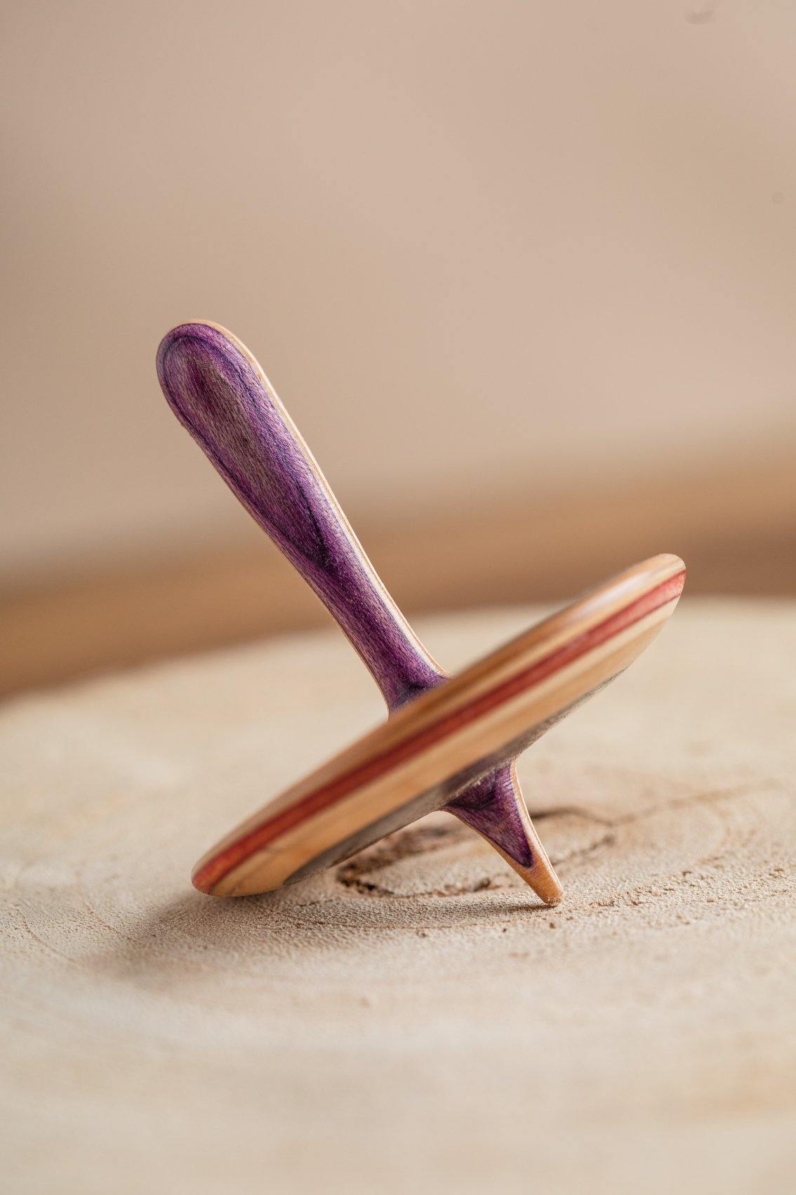 Spin top made from recycled skateboards - El Arce Imaginario