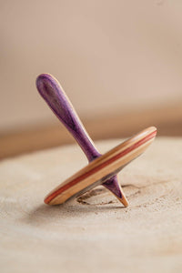 Spin top made from recycled skateboards - El Arce Imaginario